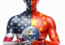 Hombre con medio cuerpo pintado de la bandera de Estados Unidos y medio de China sosteniendo el planeta Tierra, simbolizando el pulso geopolítico y el nuevo orden mundial